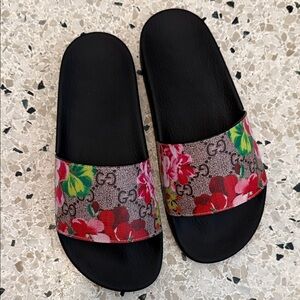 Women's Floral Slide Sandals - Black and Red